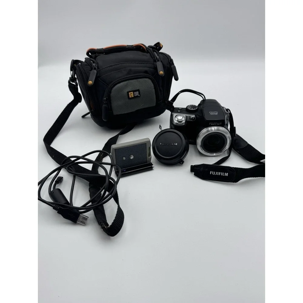 Fujifilm‎ FinePix S8000fd 8MP 18x Black Bridge Digital Camera W/extras Powers On